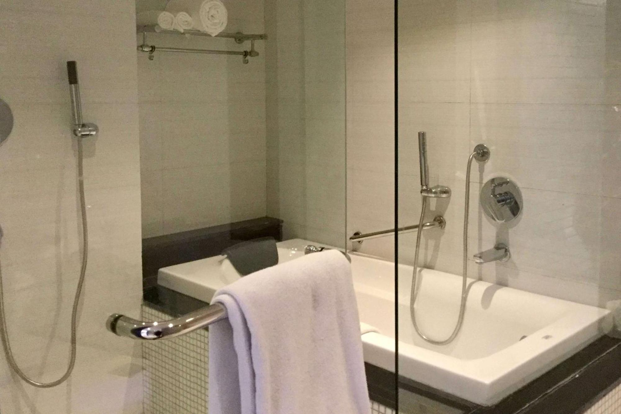 Ramada By Wyndham Ghaziabad Vasundhara Hotel Екстериор снимка