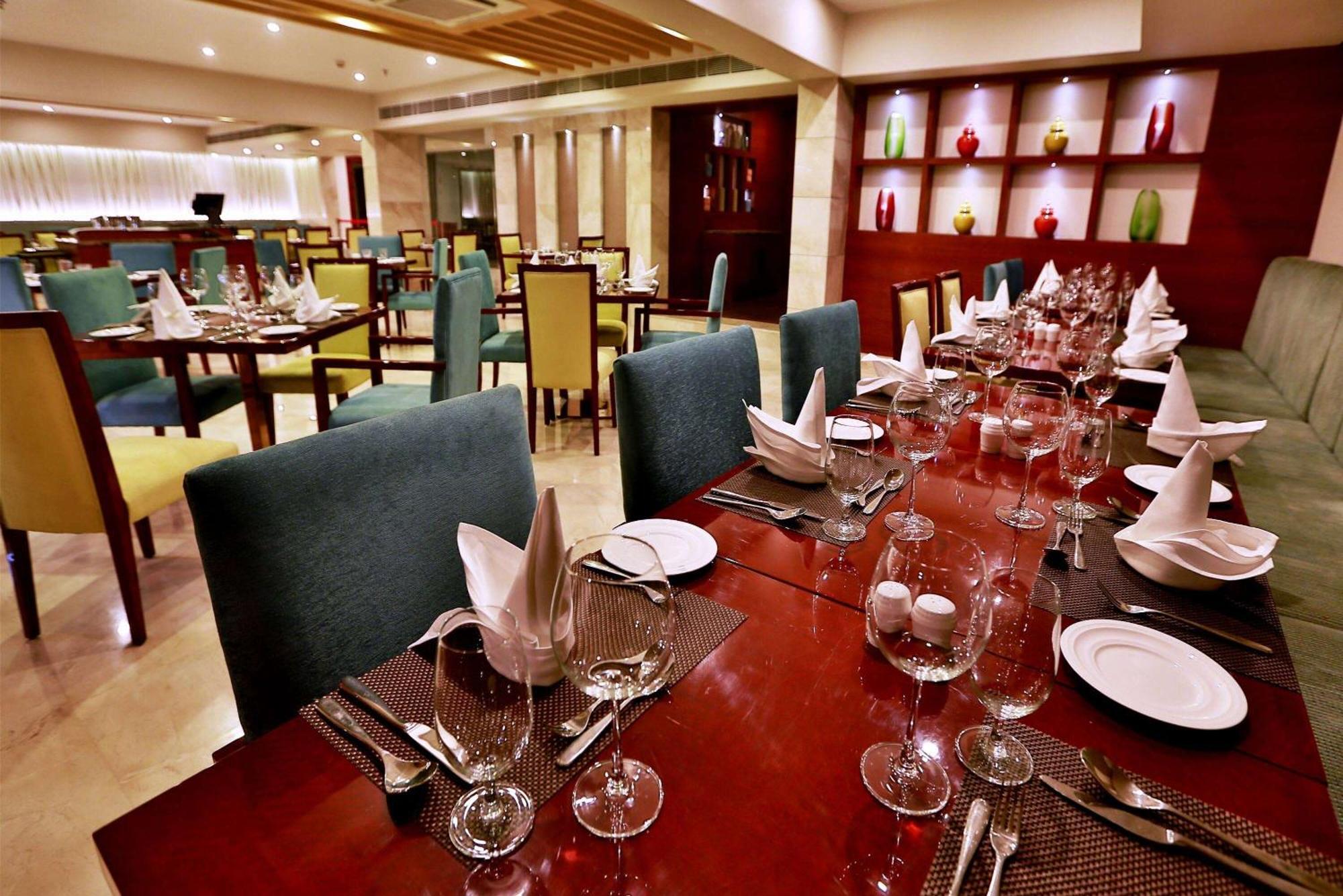 Ramada By Wyndham Ghaziabad Vasundhara Hotel Екстериор снимка