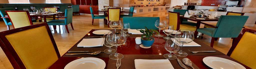 Ramada By Wyndham Ghaziabad Vasundhara Hotel Ресторант снимка