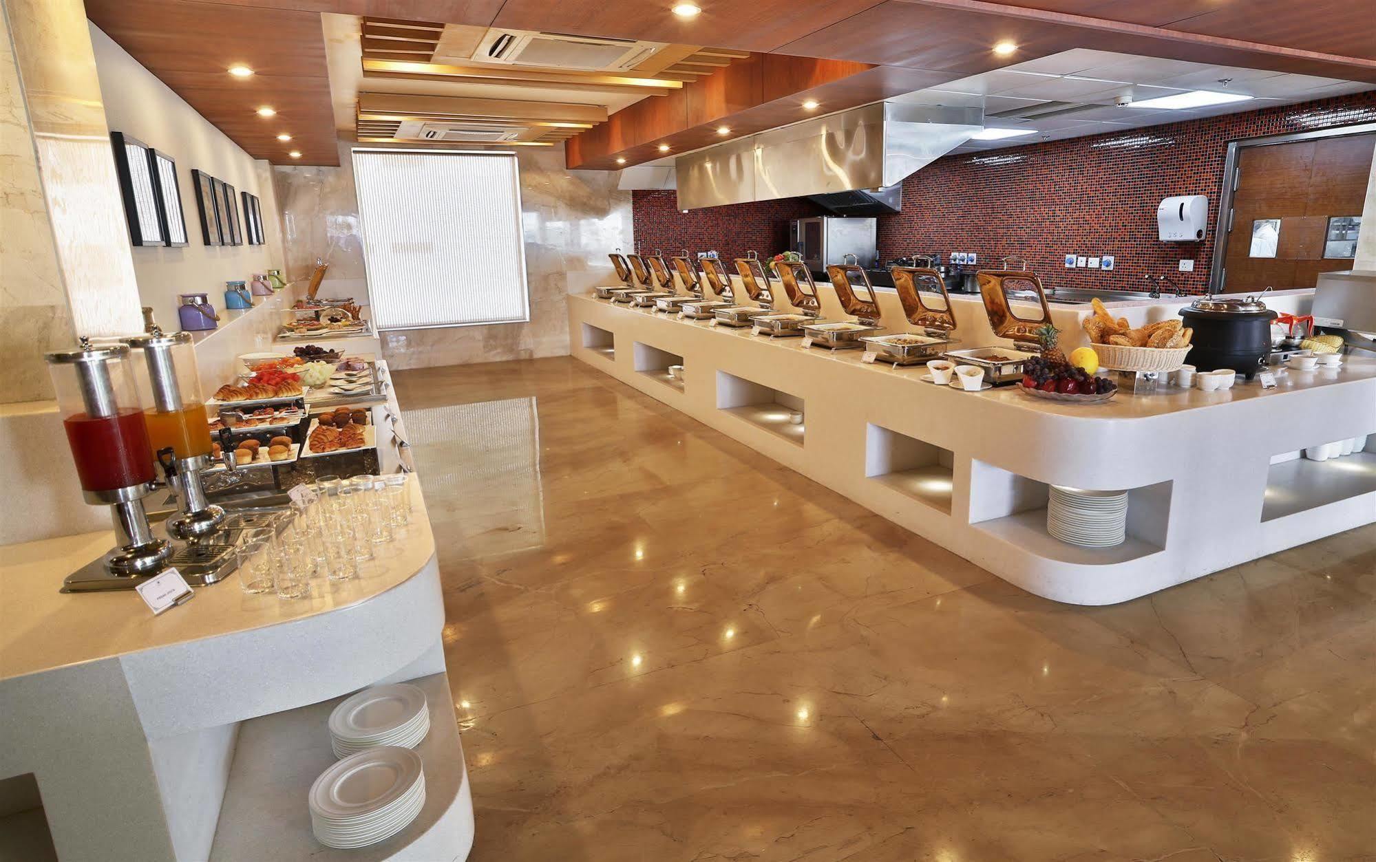 Ramada By Wyndham Ghaziabad Vasundhara Hotel Екстериор снимка