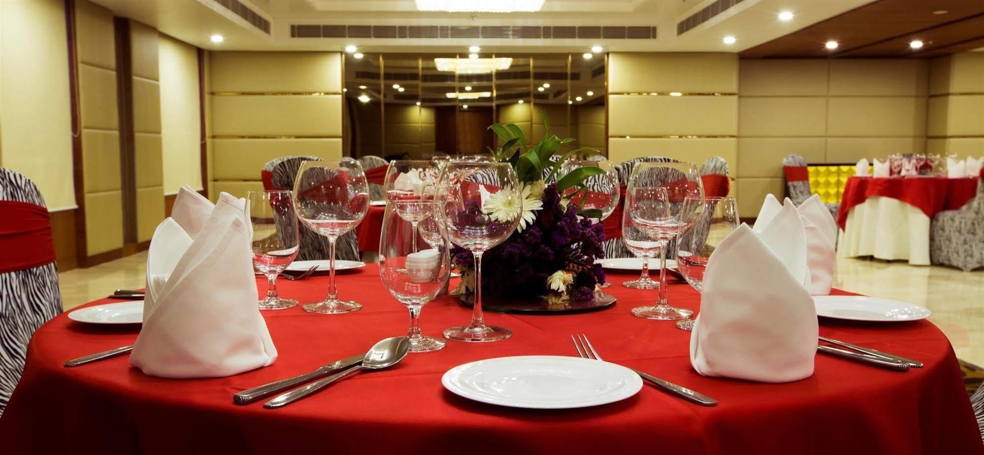 Ramada By Wyndham Ghaziabad Vasundhara Hotel Екстериор снимка