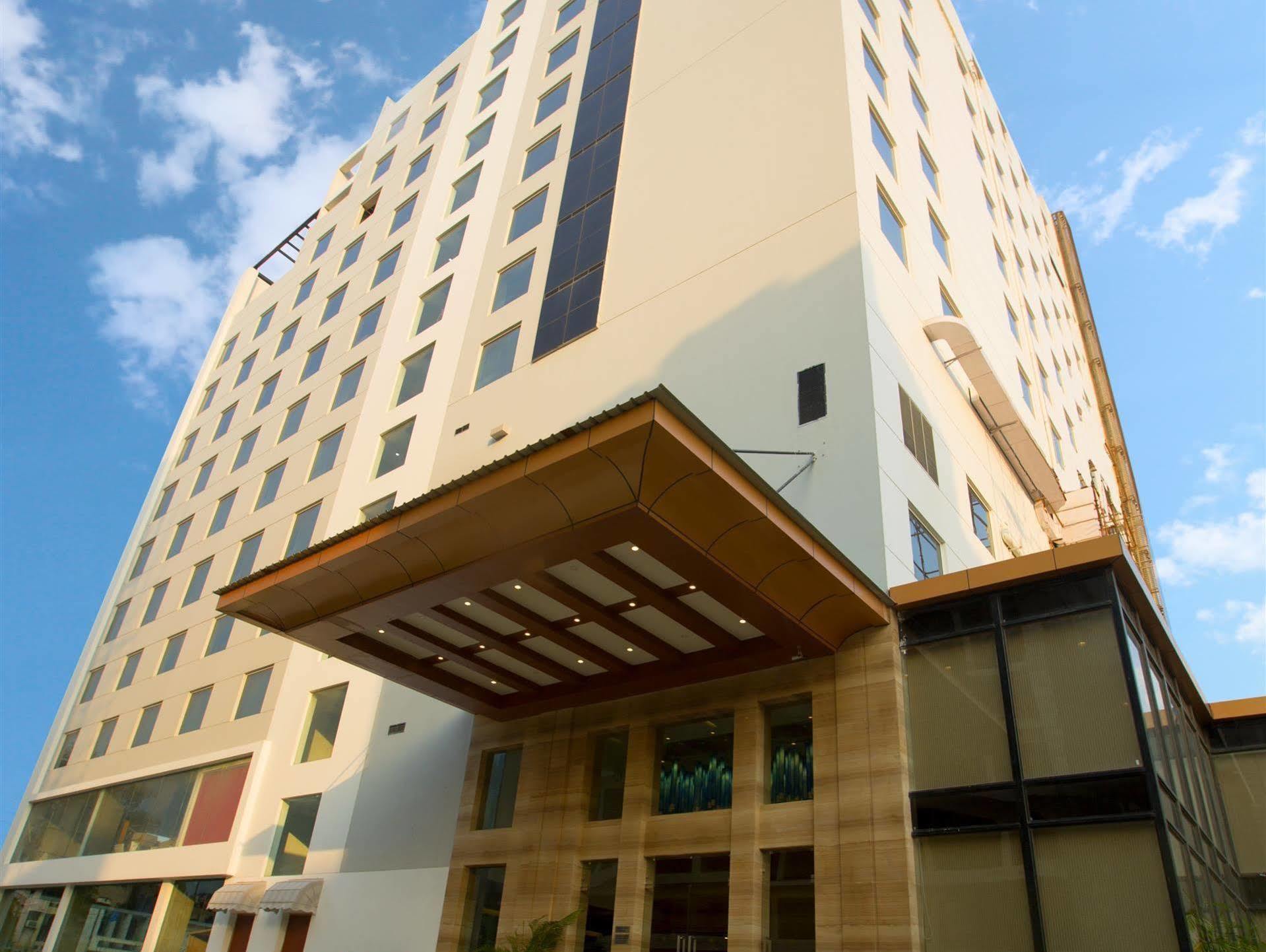 Ramada By Wyndham Ghaziabad Vasundhara Hotel Екстериор снимка