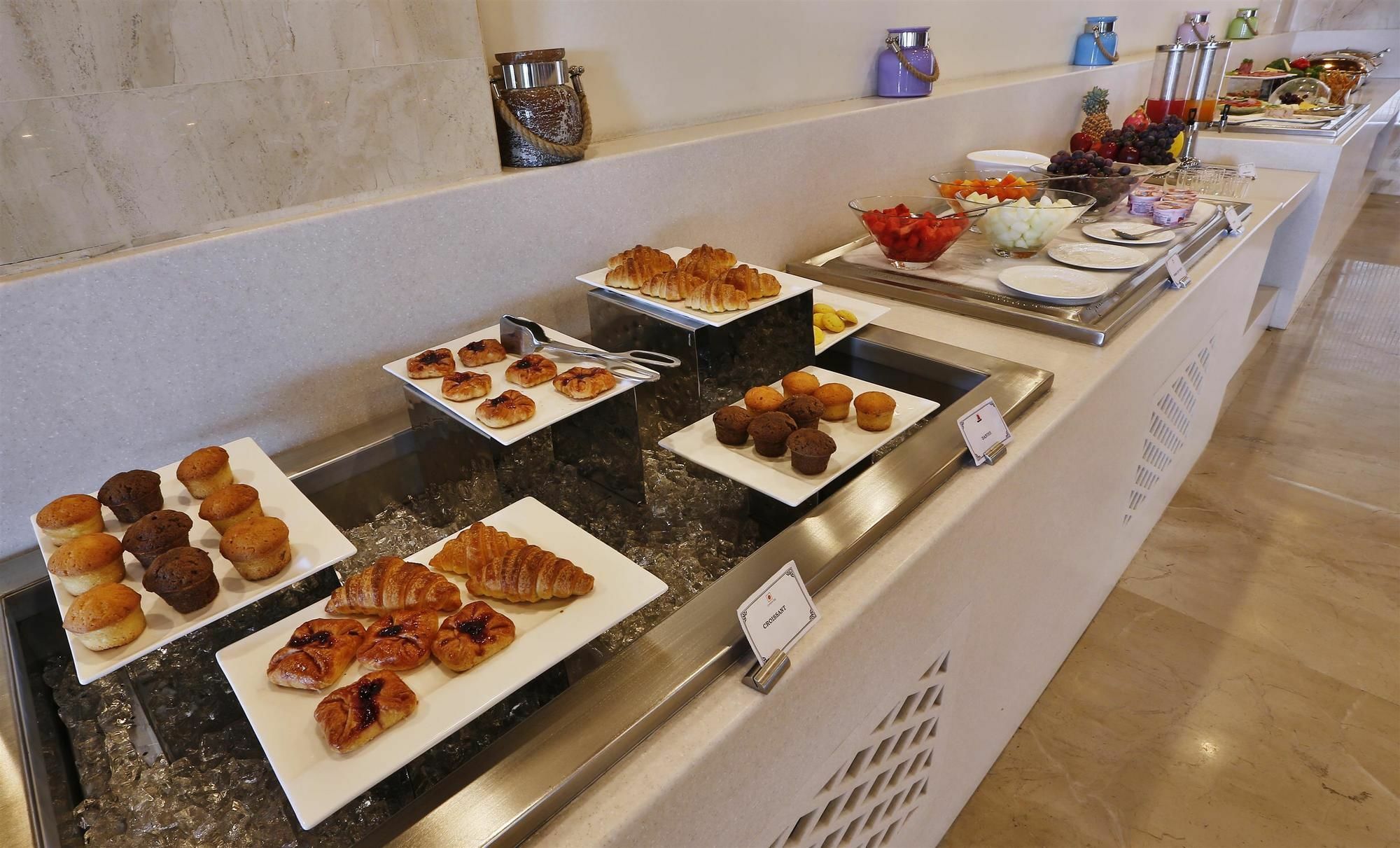 Ramada By Wyndham Ghaziabad Vasundhara Hotel Екстериор снимка