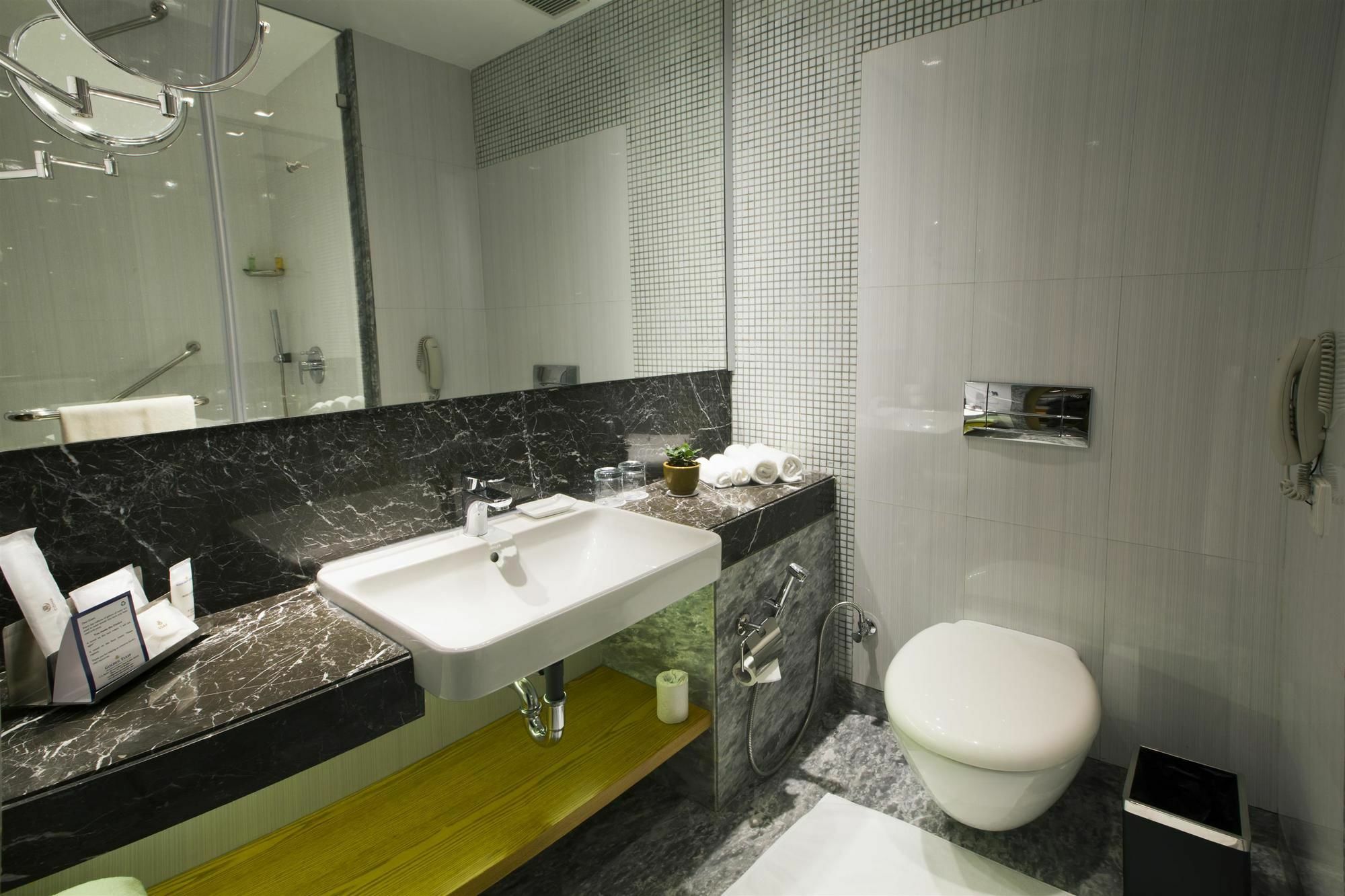 Ramada By Wyndham Ghaziabad Vasundhara Hotel Екстериор снимка
